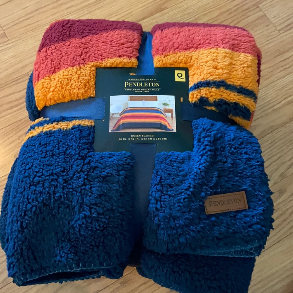 Queen new Pendleton sherpa style blanket. Reversible. Grand Canyon Multi